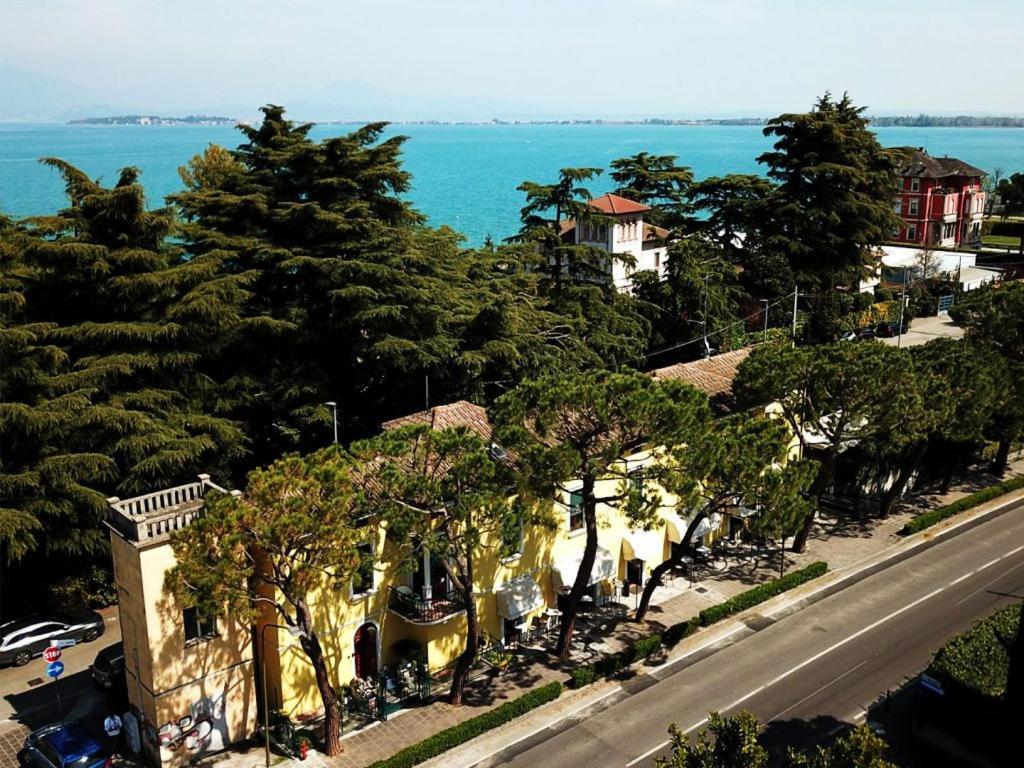 Casa Giulietta Hotel Desenzano del Garda Exterior photo